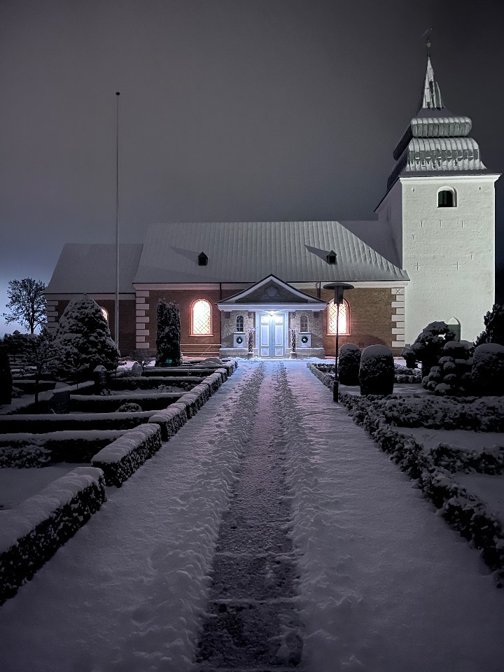 Hatting kirke i sneen